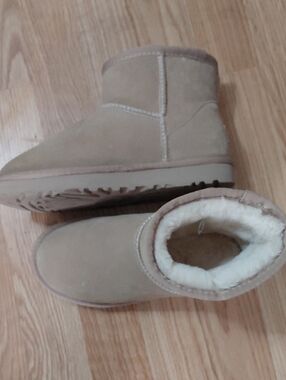 UGG Short Suede Shearling Boots in Chestnut/Tan